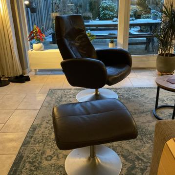 Gratis af te halen leren relax stoel met bijpassende hocker