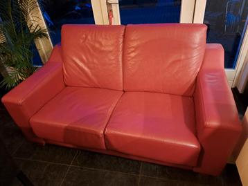 2x Rode leren banken - gratis af te halen in Tiel