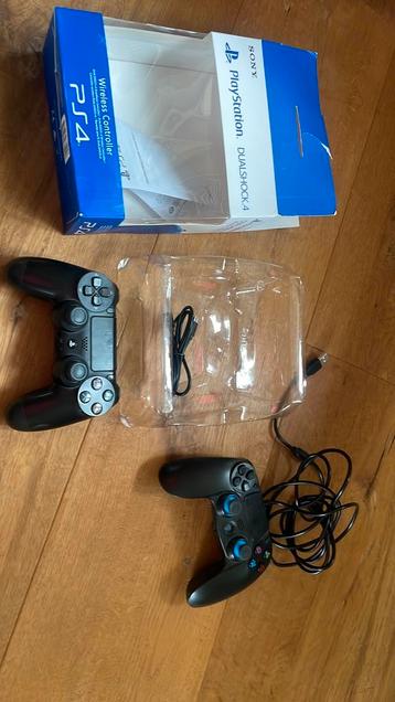 Twee PS4 controllers, 1 echte, allebei stickdrift