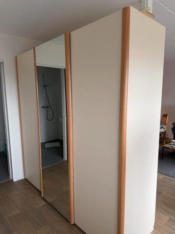 3-deurs kledingkast met spiegel.