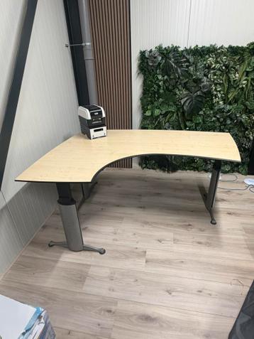 7x Hoekbureau GRATIS