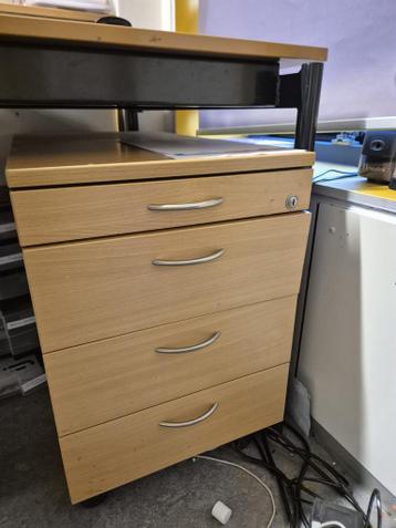 Kantoormeubilair, leerkrachtbureaus en stoelen