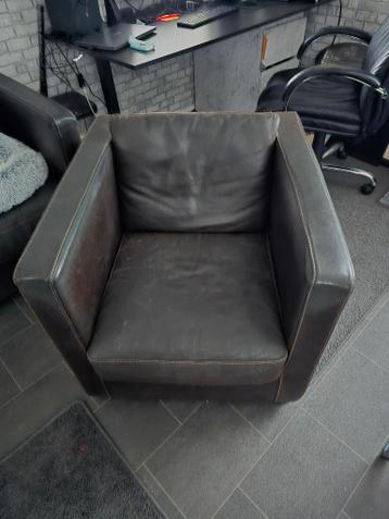 Gratis af te halen:donkerbruine fauteuil met hoge leuningen.