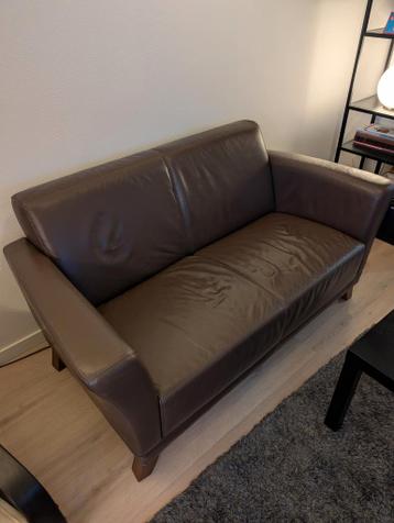 Bruine leren tweezitsbank - gratis af te halen