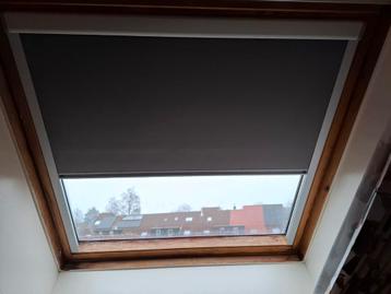 Rolgordijn voor Velux dakraam. Licht grijs