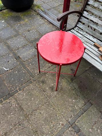 GRATIS ter overname. Dit rode ronde buitentafeltje.