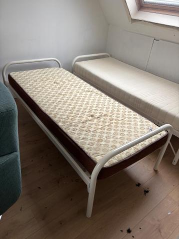 2 eenpersoonsbedden onderschuifbaar met matrassen