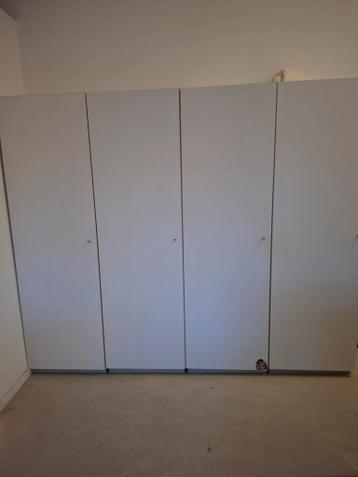 Witte 4-deurs kast - 240x200x40 cm