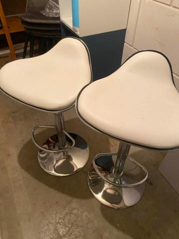 2 witte bar krukken / 2 white bar stools - FREE