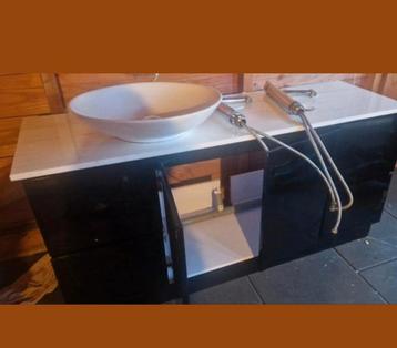 Gratis ophalen badkamermeubel met 2 kranen en 1 waskom