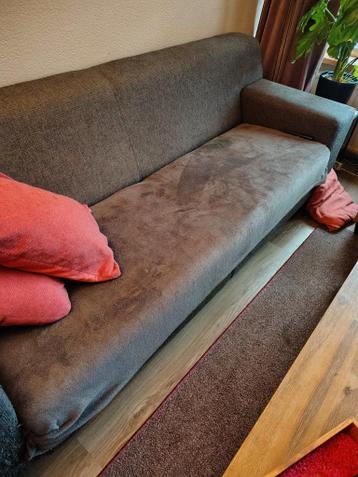 bank en 2 fautuils, allemaal verschillende kleuren