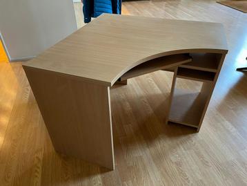 Stevig hoek bureau, gratis op te halen 21 feb