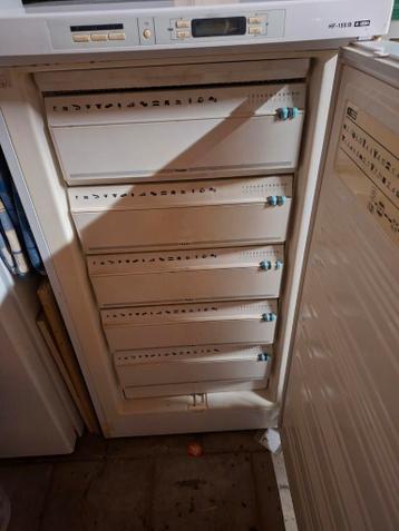 Grote vriezer - defecte knoppen, vriest goed