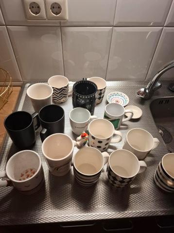 Diverse kopjes + 2 onderzetters - Gratis af te halen