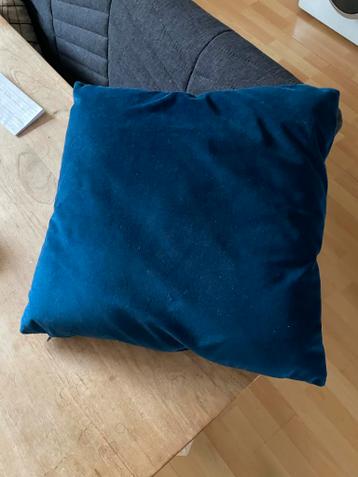 Gratis blauw velours sierkussen
