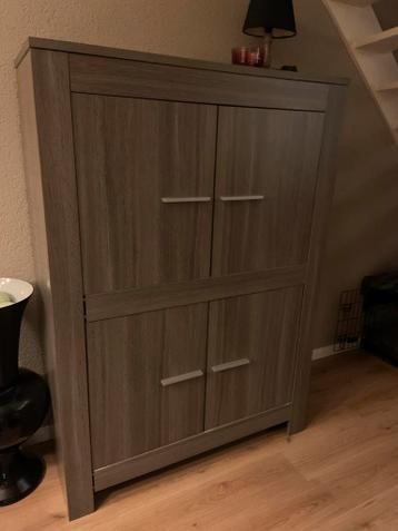 Mooie houten kast met deuren gratis.    Morgen ophalen