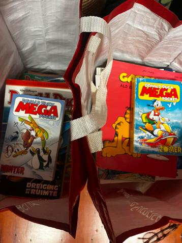 Geserveerd - 2 tassen met tijdschriften, veel Donald Ducks