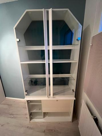 Gratis af te halen Witte vitrinekast