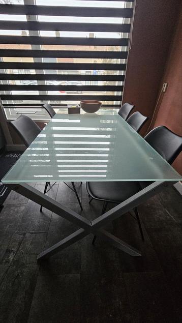 Gratis Eetkamertafel met glazen blad