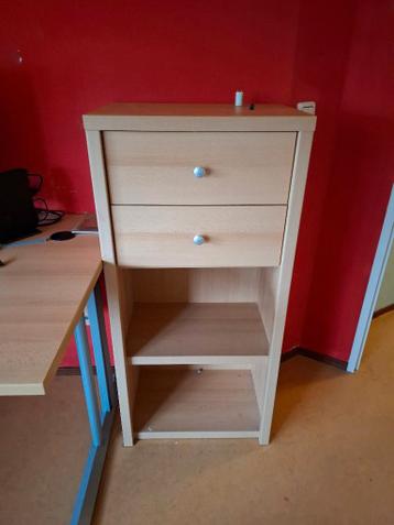 Kastje met planken en lades