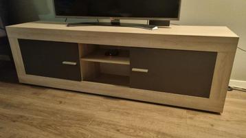 Gratis Tvmeubel 180cm x 42 cm diep en 56 cm hoog.