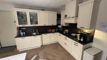 Mooie hoekkeuken met veel opbergruimte