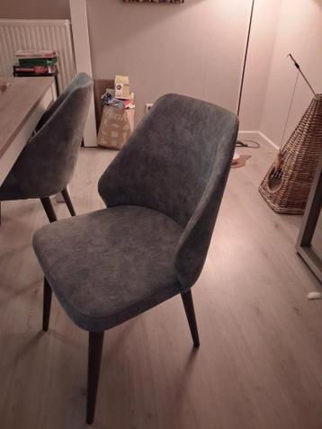 5 grijze eetkamerstoelen