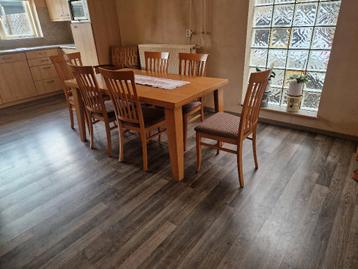 Gratis op te halen een Eetkamertafel met 6 stoelen