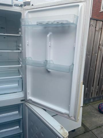 GRATIS OPHALEN Koelkast met vriesvak GAAT AAN WORD NIET KOUD