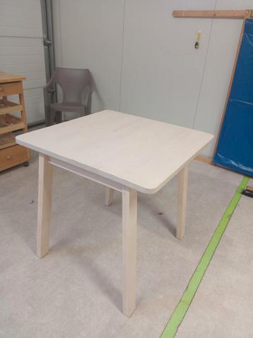 Gratis af te halen tafeltje en stoel