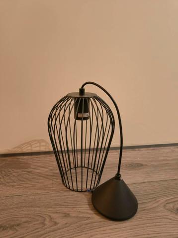 Gratis zwarte metalen lampenkap