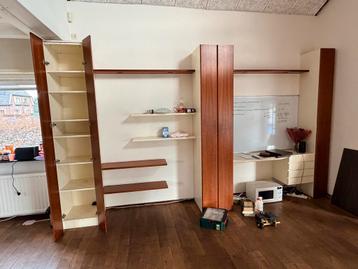 Gratis af te halen: 3 hoge kasten (248 cm hoog) en planken