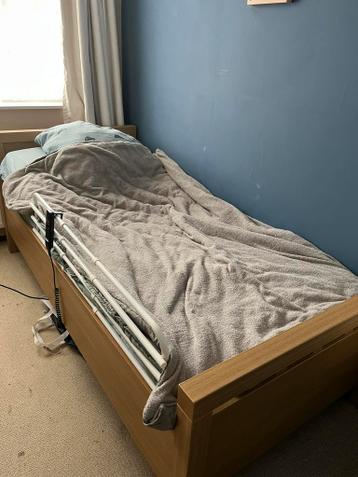 Senioren bed met elektrische lattenbodem