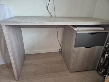 Grijze bureau met ladeblok