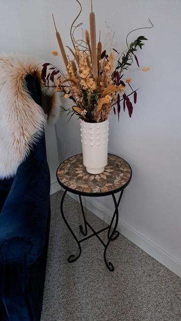 Gratis leuk rond beige/ zwart bijzettafeltje met mozaïek