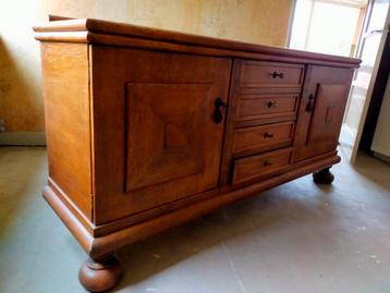 Houten dressoir met lades en deuren