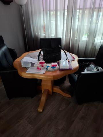 Computerkast en eethoek van licht eiken