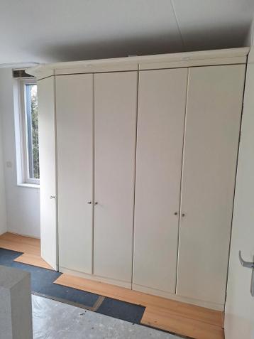 Grote, stevige kast - gebroken wit/licht gelig