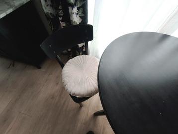 Kleine eettafel met 2 stoelen