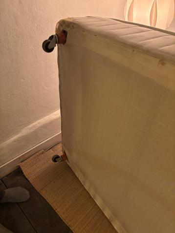 Gratis dubbel bedframe met wieltjes en hoofdeinde. 220x180cm
