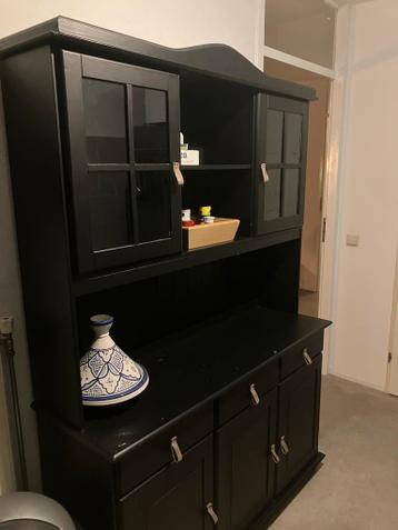 Zwart geverfde buffetkast met glazen deuren
