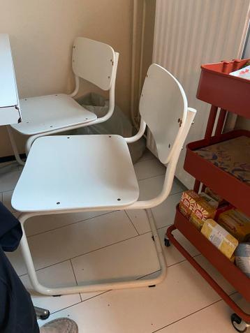 Gratis 4 witte stoelen