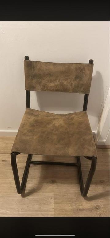 GRATIS 4 mooie eetkamer stoelen.