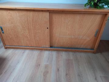 Brede kast met schuifdeuren.