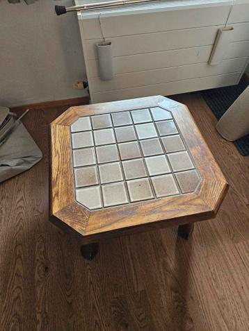 Gratis af te halen tafeltje met tegeltjes.