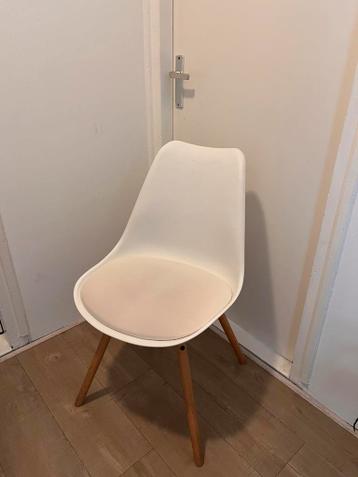 Witte kuipstoel met houten poten
