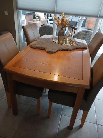 Eiken eettafel 160 cm lang voor een fles port op te halen.