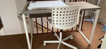 Bureau, stoel en whiteboard