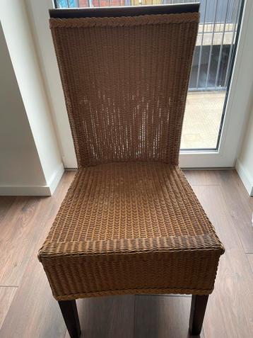 Rieten stoel met gebruikerssporen