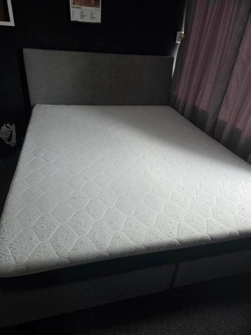 Gratis boxspring bed